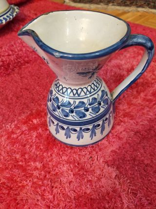 Jarra antigua de cerámica azul y blanca