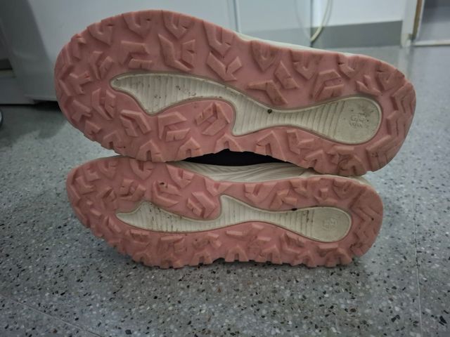 Botas de nieve negras con estrellas rosas