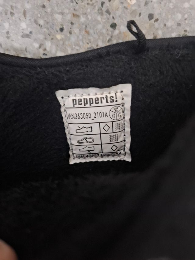 Botas de nieve negras con estrellas rosas