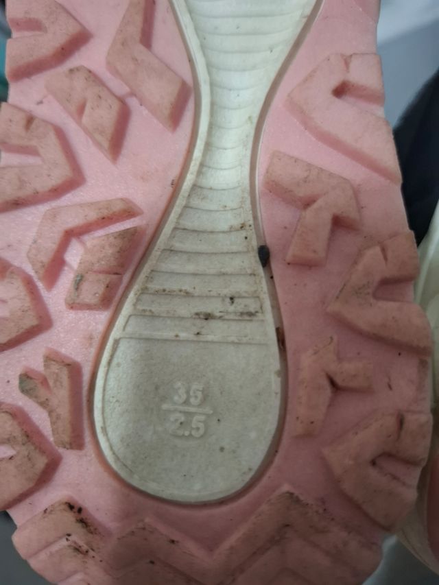 Botas de nieve negras con estrellas rosas