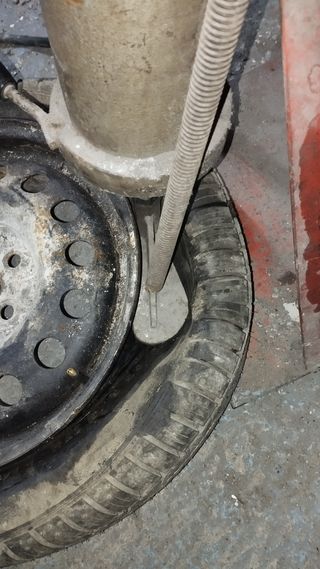 Desmontadora de ruedas con cilindro neumático 