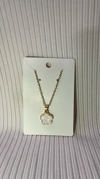Set de joyas doradas con flores blancas