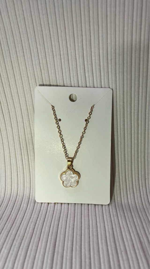 Set de joyas doradas con flores blancas