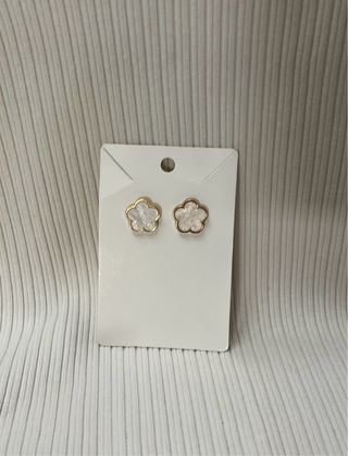 Set de joyas doradas con flores blancas