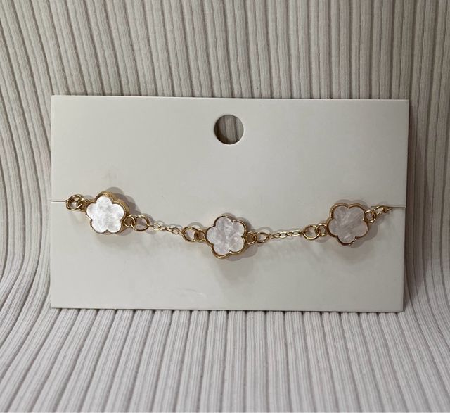 Set de joyas doradas con flores blancas