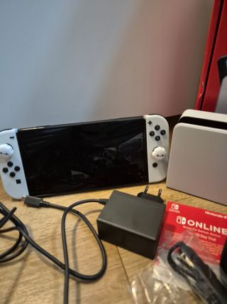 Nintendo Switch OLED Bianca + 1 mese  di Nintendo