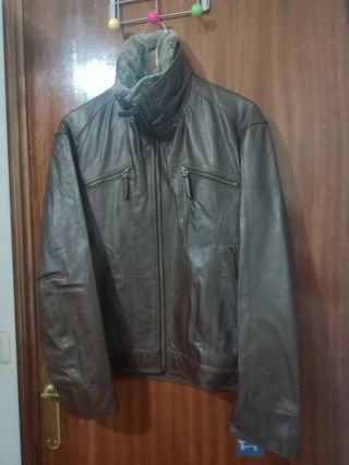 Chaqueta de piel marrón con cuello