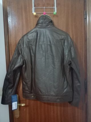 Chaqueta de piel marrón con cuello