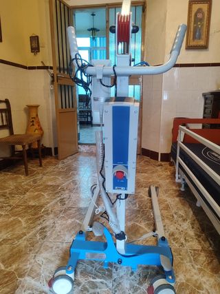 Grúa porta personas + cama articulada 