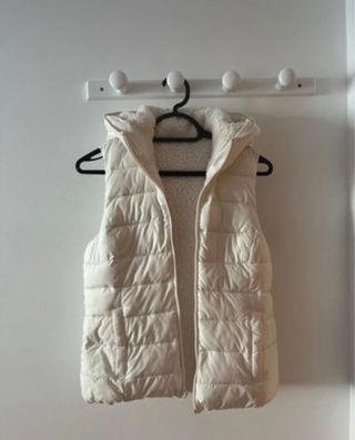 Chaleco Hollister Beige con Capucha