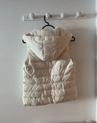 Chaleco Hollister Beige con Capucha