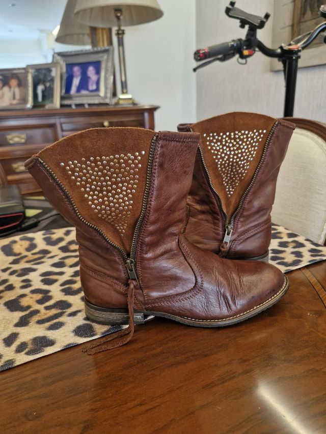 Stivali marroni in pelle con cerniera