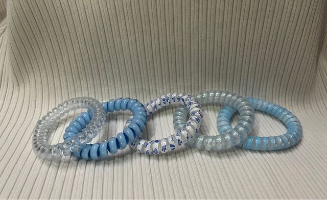 5 coleteros azules de distintos conjuntados