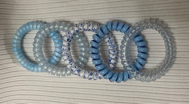 5 coleteros azules de distintos conjuntados