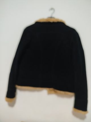 Chaqueta negra con forro beige