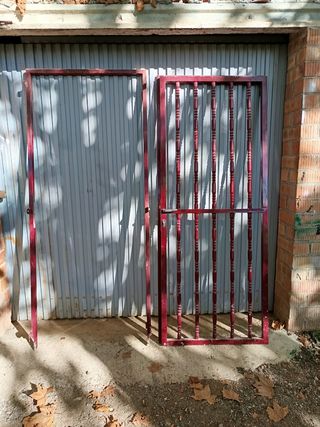 Puerta reja hierro con marco
