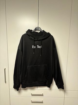 Sudadera negra con estampado de alas