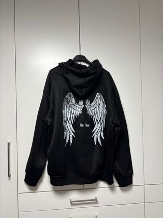 Sudadera negra con estampado de alas
