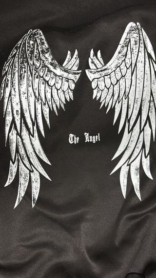 Sudadera negra con estampado de alas