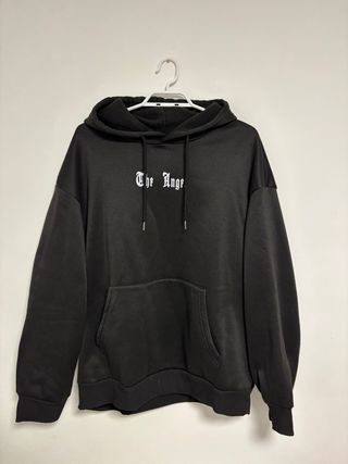 Sudadera negra con estampado de alas