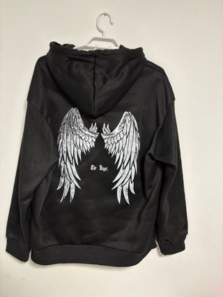 Sudadera negra con estampado de alas