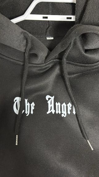 Sudadera negra con estampado de alas