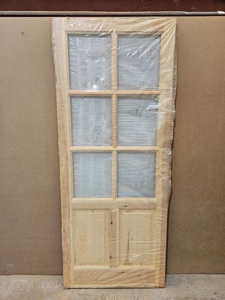 Puertas macizas de pino.