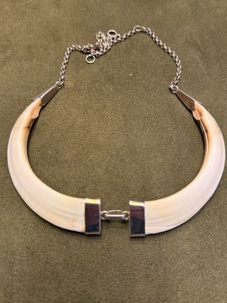 Collar de colmillos 