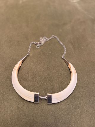 Collar de colmillos 