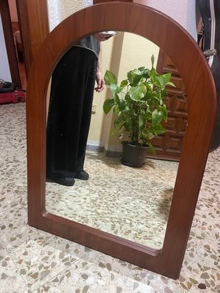Espejo de madera con marco curvo