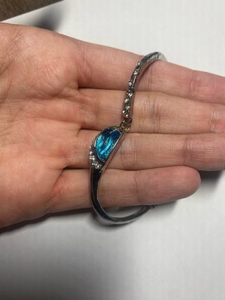 Pulsera elegante plateada con piedra azul