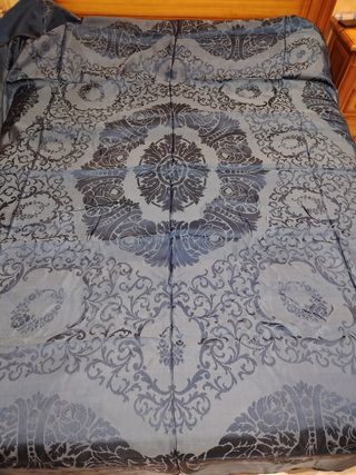 Antigua colcha seda adamascada en azul. 