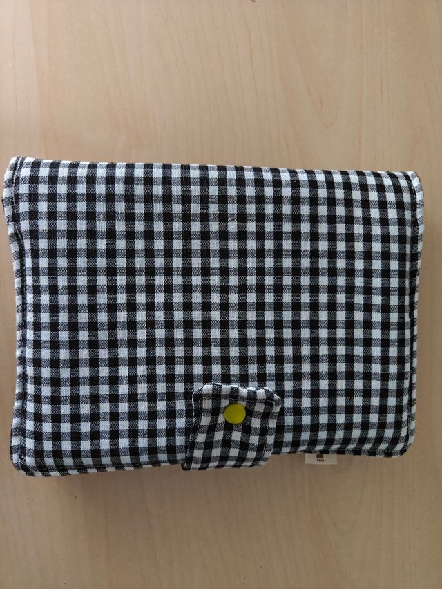 Portadocumentos tela cuadros y flores
Echo a mano