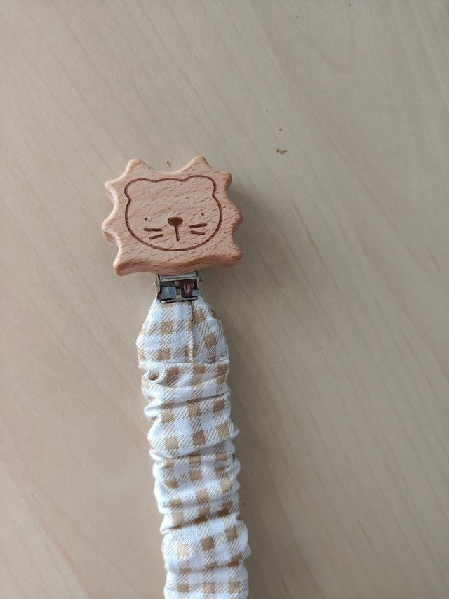 Chupetero de madera con diseño de león
