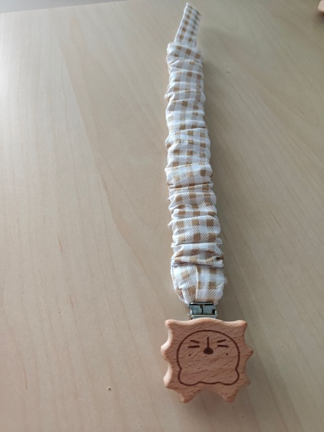 Chupetero de madera con diseño de león