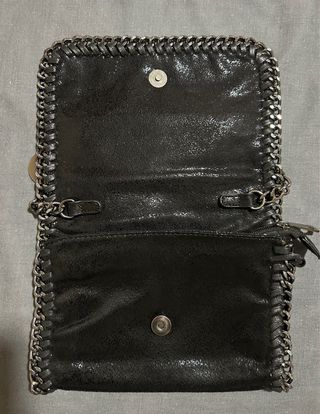 Bolso bandolera negro con cadena