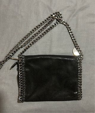 Bolso bandolera negro con cadena