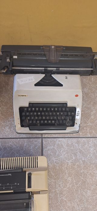 3 MAQUINAS DE ESCRIBIR  ANTIGUAS
15€ LAS TRES