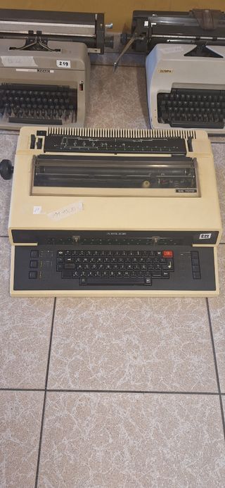 3 MAQUINAS DE ESCRIBIR  ANTIGUAS
15€ LAS TRES