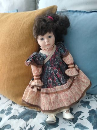 Muñeca de porcelana con vestido estampado