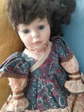 Muñeca de porcelana con vestido estampado