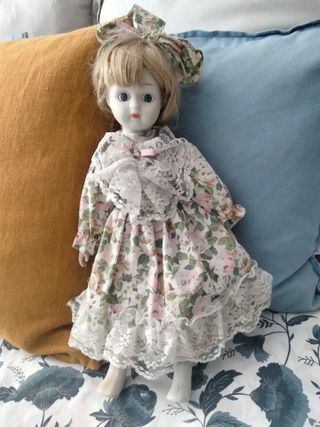 Muñeca de porcelana con vestido estampado