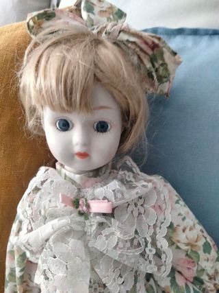 Muñeca de porcelana con vestido estampado