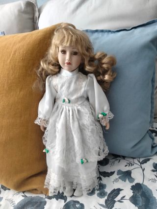 Muñeca de porcelana con vestido estampado