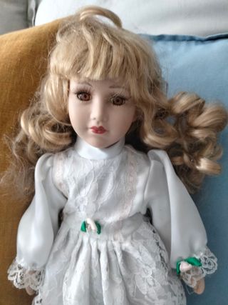 Muñeca de porcelana con vestido estampado
