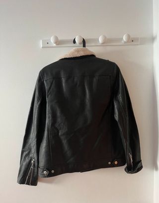 Cazadora negra con borreguito