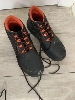 Botas de seguridad negras y naranjas
