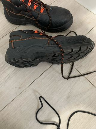 Botas de seguridad negras y naranjas