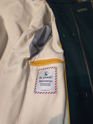 Trenca El Ganso azul marino y amarillo