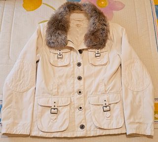 Chaqueta blanco roto con cuello de pelo